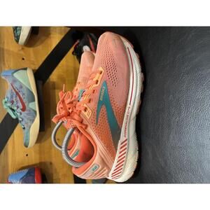 Brooks Adrenaline GTS 22 Coral